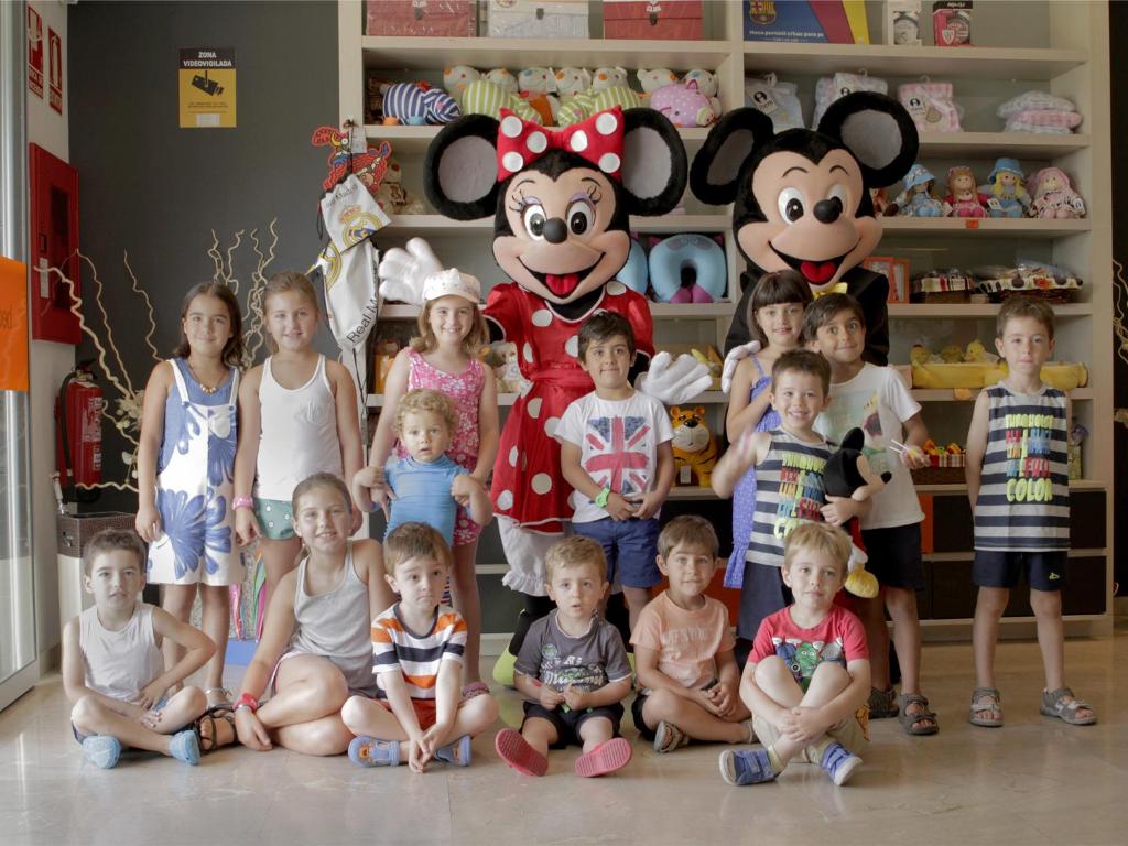 a group of children posing for a picture with mickey mouse at Hotel Bed4U Tudela in Tudela