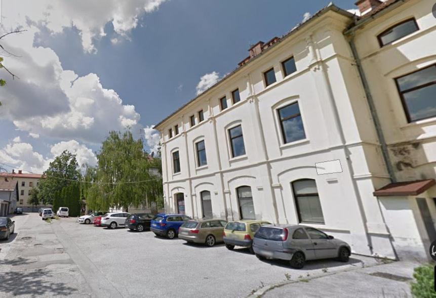 une rangée de voitures garées devant un bâtiment dans l'établissement Hostel UNDERGROUND, à Maribor