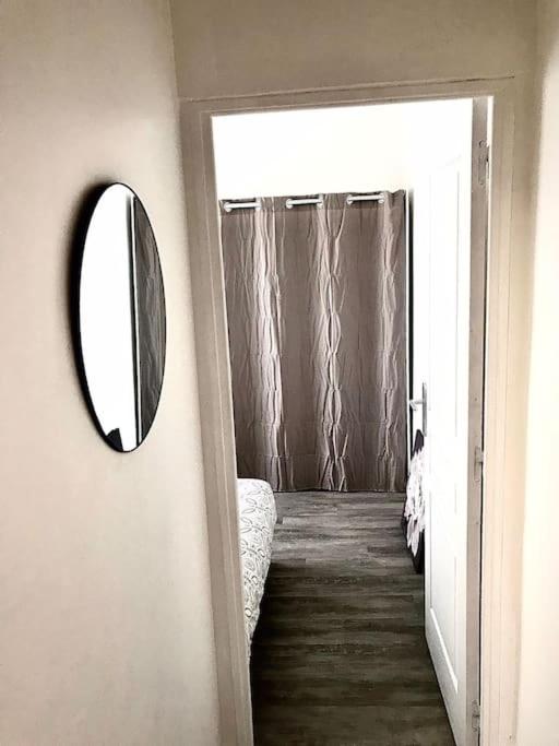 Postel nebo postele na pokoji v ubytování Très joli appartement à Puteaux centre ville