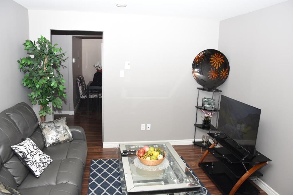 una sala de estar con sofá y un bol de fruta en una mesa en Sam & Comfort Home en San Juan de Terranova