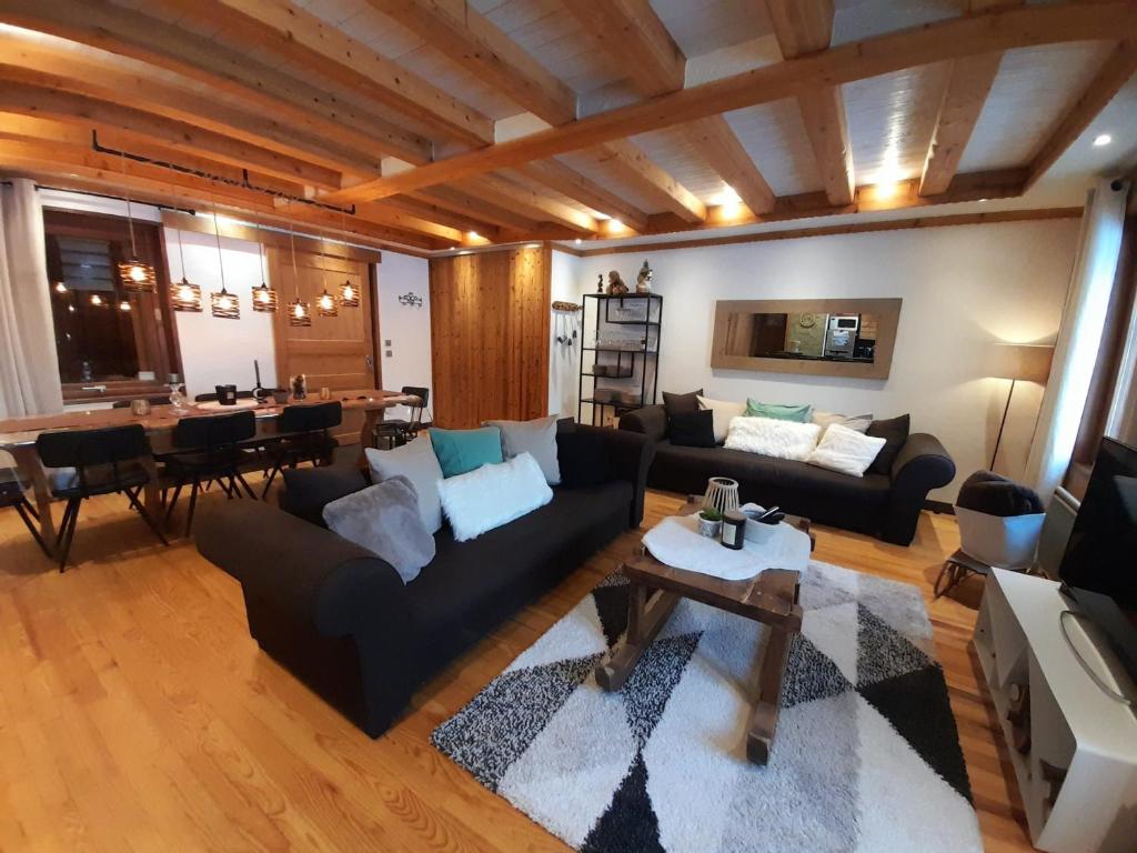 歐蘇瓦的住宿－Chalet Aussois, 6 pièces, 14 personnes - FR-1-508-28，客厅配有黑色沙发和桌子