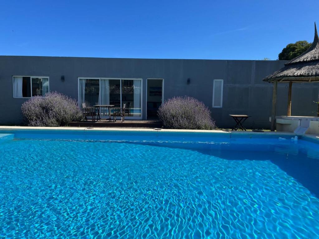 uma piscina azul em frente a uma casa em Swan Eco Espacio em La Estafeta