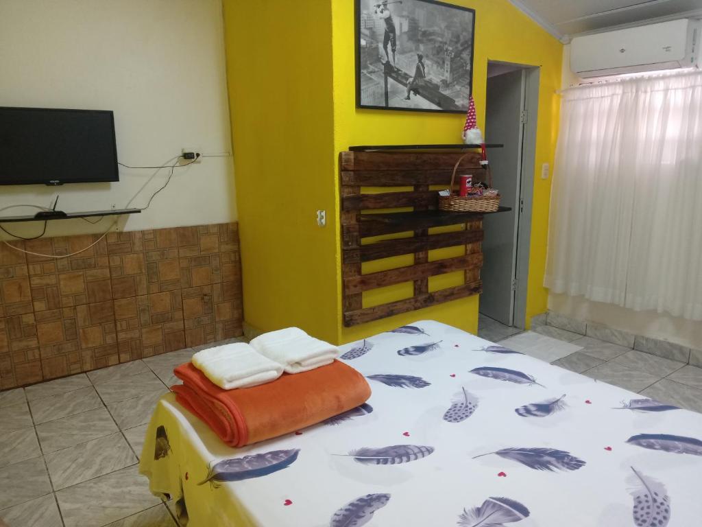 Pedro Juan CaballeroにあるEl Viajero Hostel & Suítes 11のベッドルーム1室(ベッド1台付)