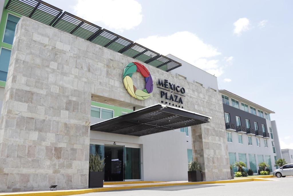 a building with a sign on the front of it at Hotel México Plaza Silao Aeropuerto in Silao