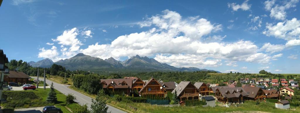 una ciudad con casas y montañas en el fondo en Apartman Nová Lesna en Nová Lesná