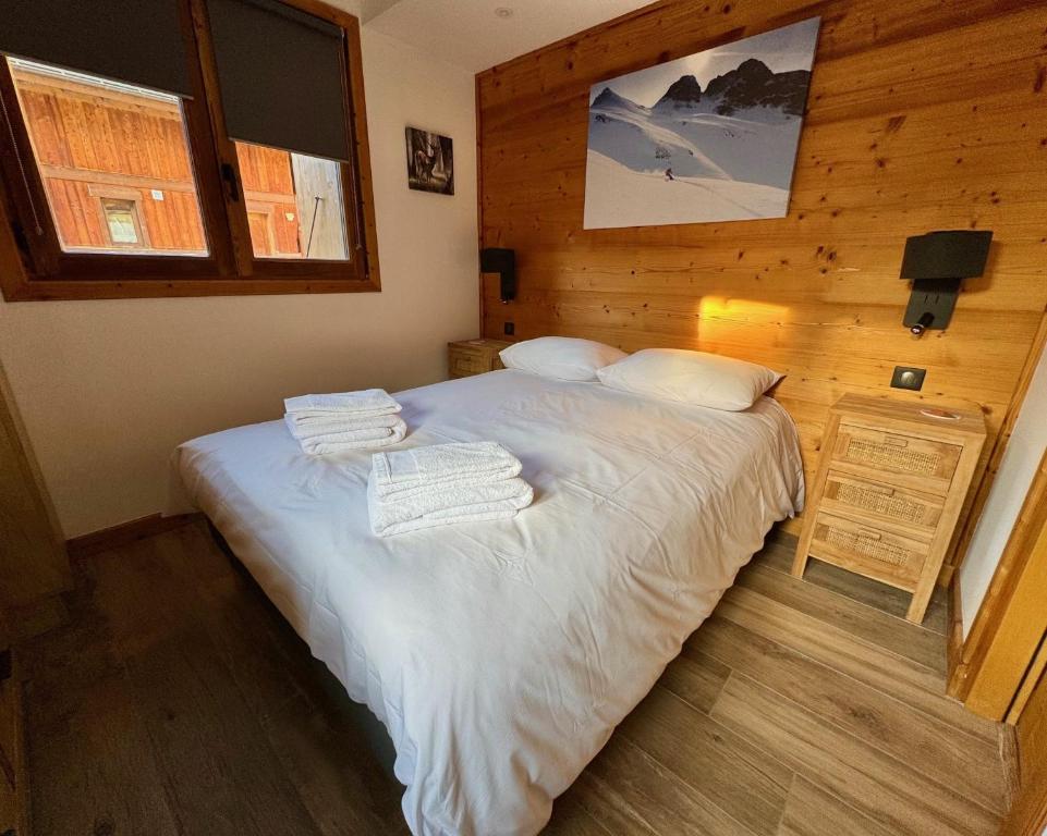 ein Schlafzimmer mit einem Bett mit Handtüchern darauf in der Unterkunft Le Refuge d'Ours, Champagny in Champagny-en-Vanoise