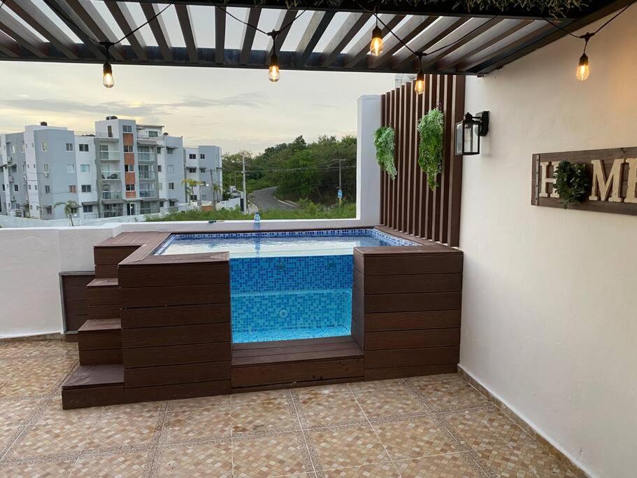 a swimming pool in the middle of a building at Precioso Apartamento con terraza y Jacuzzi privado in Jacagua