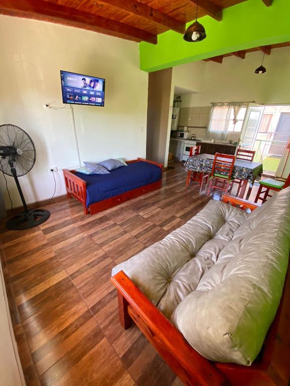 een woonkamer met een bank en een bed bij CATALINA 2 in Neuquén