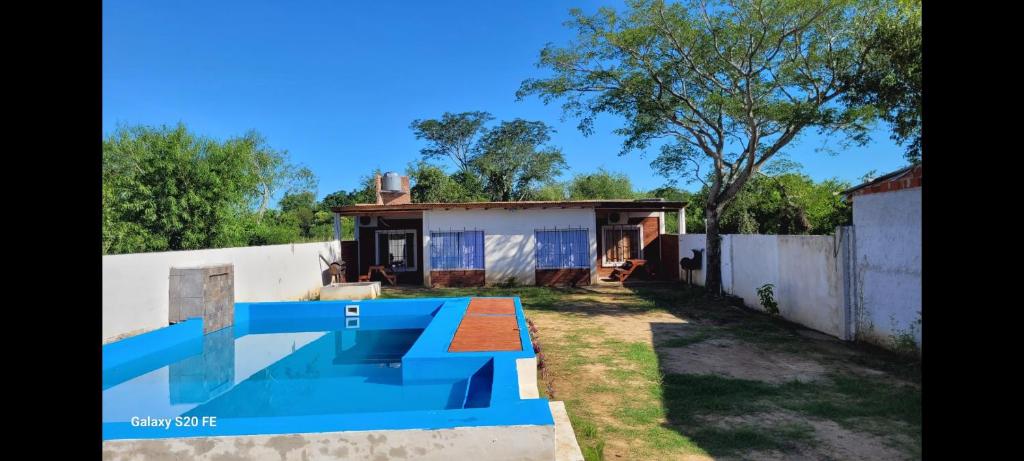 a house with a swimming pool in the yard at Complejo francesca in Paso de la Patria