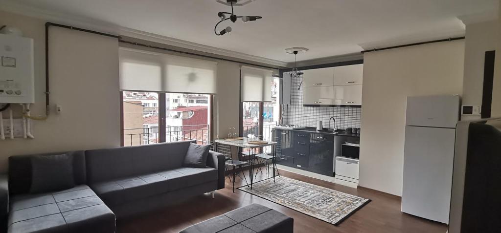 ein Wohnzimmer mit einem Sofa und einer Küche in der Unterkunft Eray's apartment in Istanbul