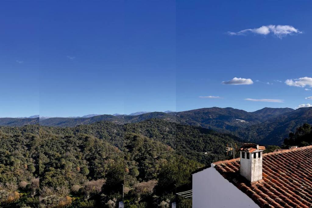貝納拉瓦的住宿－Casa de Diego el Barbero，从房子的屋顶上可欣赏到山景