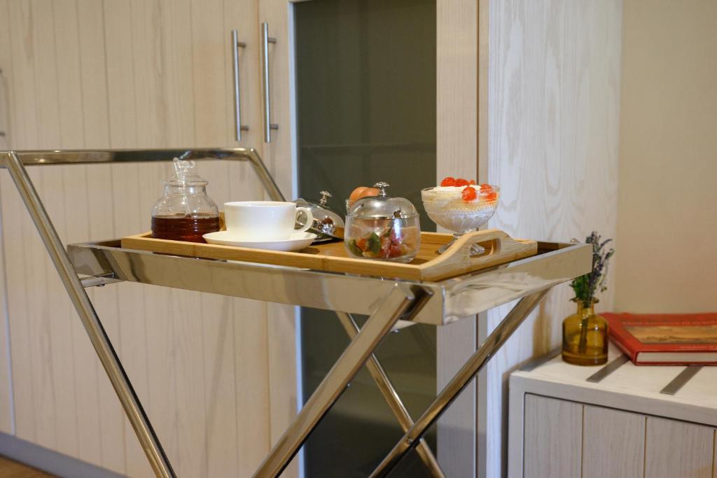 un tavolo con cibo sopra in cucina di Art Hotel Debono a Gouviá