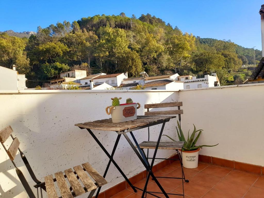 uma mesa e cadeiras numa varanda com vista em Dúplex con terraza en El Bosque em El Bosque