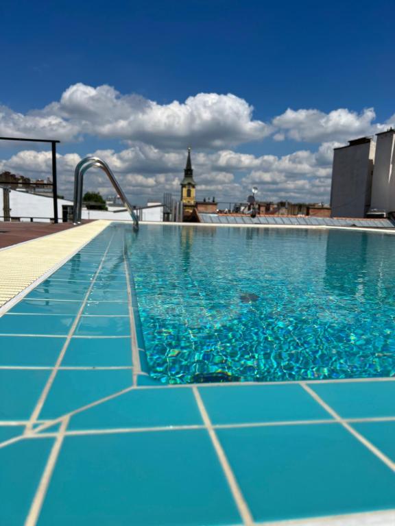 Bazén v ubytovaní K40 Romantic Deluxe Studio In the City Center alebo v jeho blízkosti