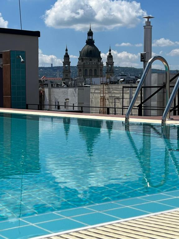 Bazén v ubytovaní K40 Romantic Deluxe Studio In the City Center alebo v jeho blízkosti