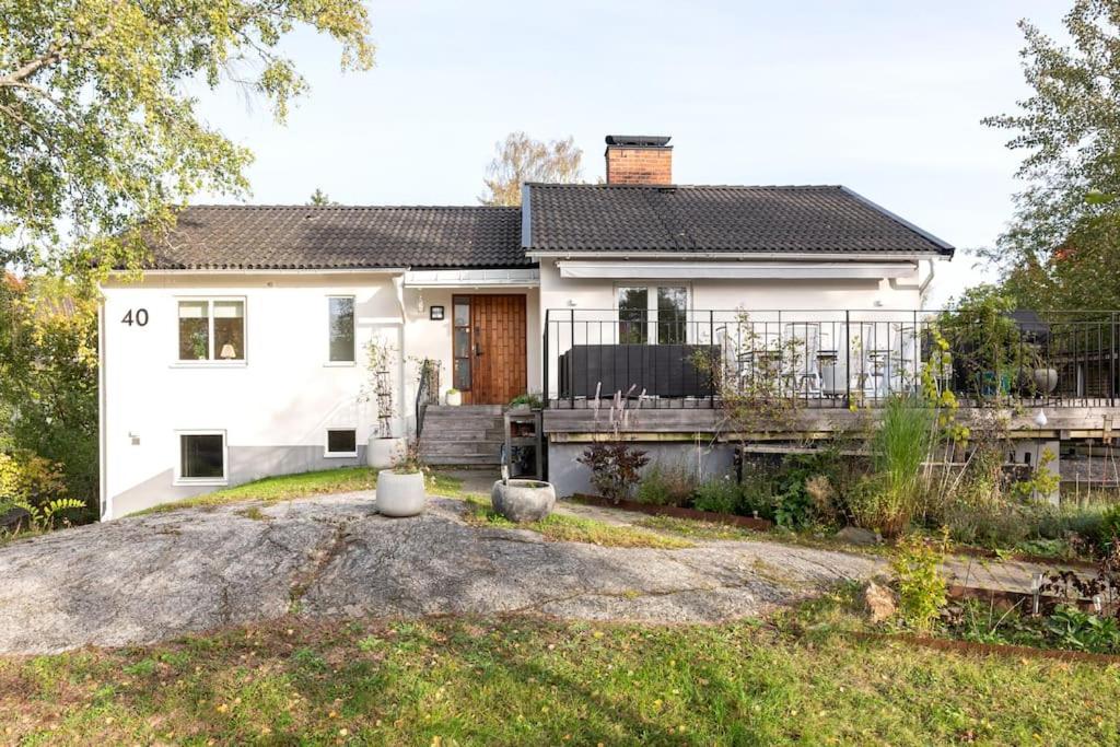 Stor villa nära till centrala Stockholm في ستوكهولم: منزل أبيض مع ساحة كبيرة