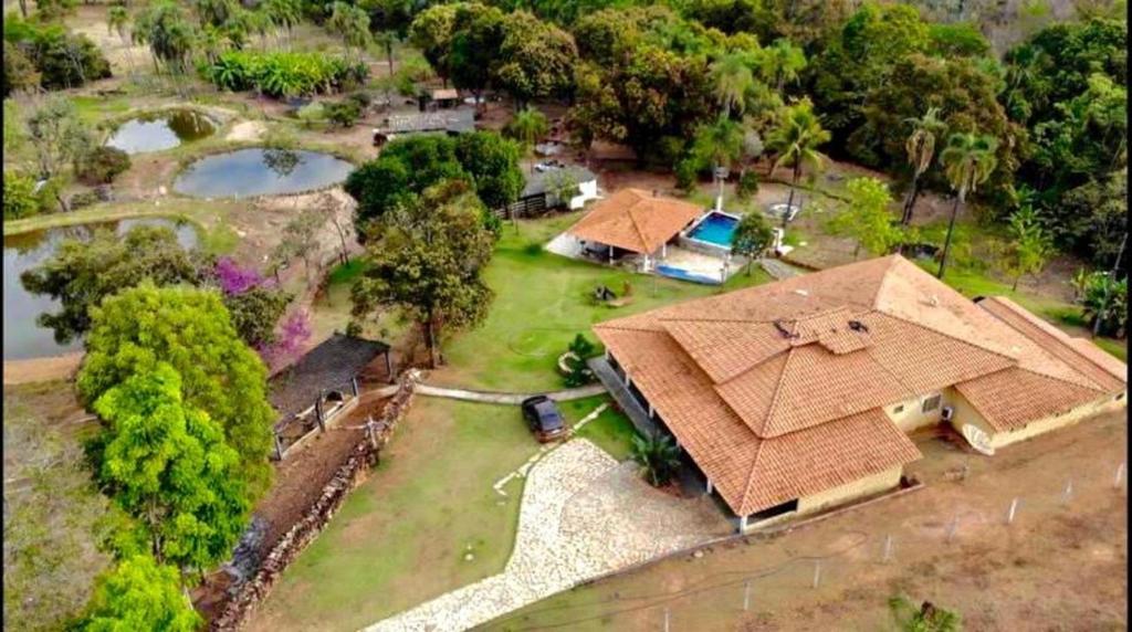 uma vista superior de uma casa com um telhado em Rancho Bonanza Piri em Pirenópolis
