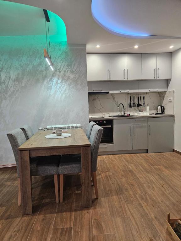 Dapur atau dapur kecil di Apartman Jovanic