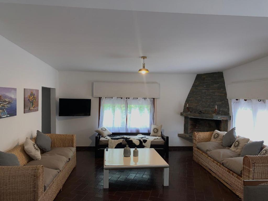 uma sala de estar com dois sofás e uma lareira em Coco del este em Punta del Este