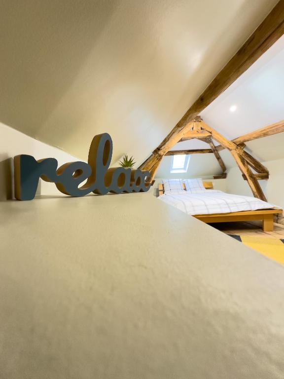 une pièce avec un panneau indiquant que le mur dans l'établissement Maison Cocon Tout Confort et son Jardin privé, à Villeblevin