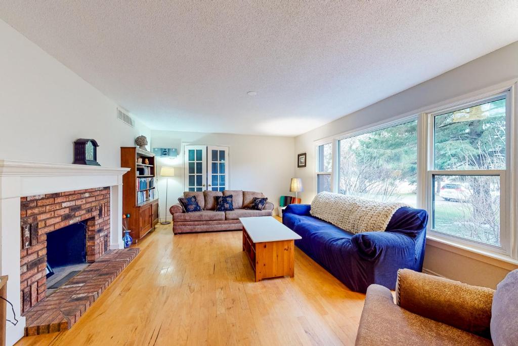 The Country Bungalow, Guelph (updated prices 2024)