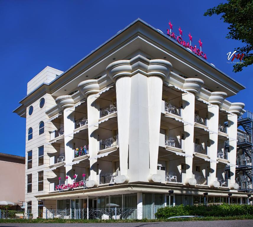 een weergave van de voorkant van een hotel bij Hotel La Gradisca in Rimini