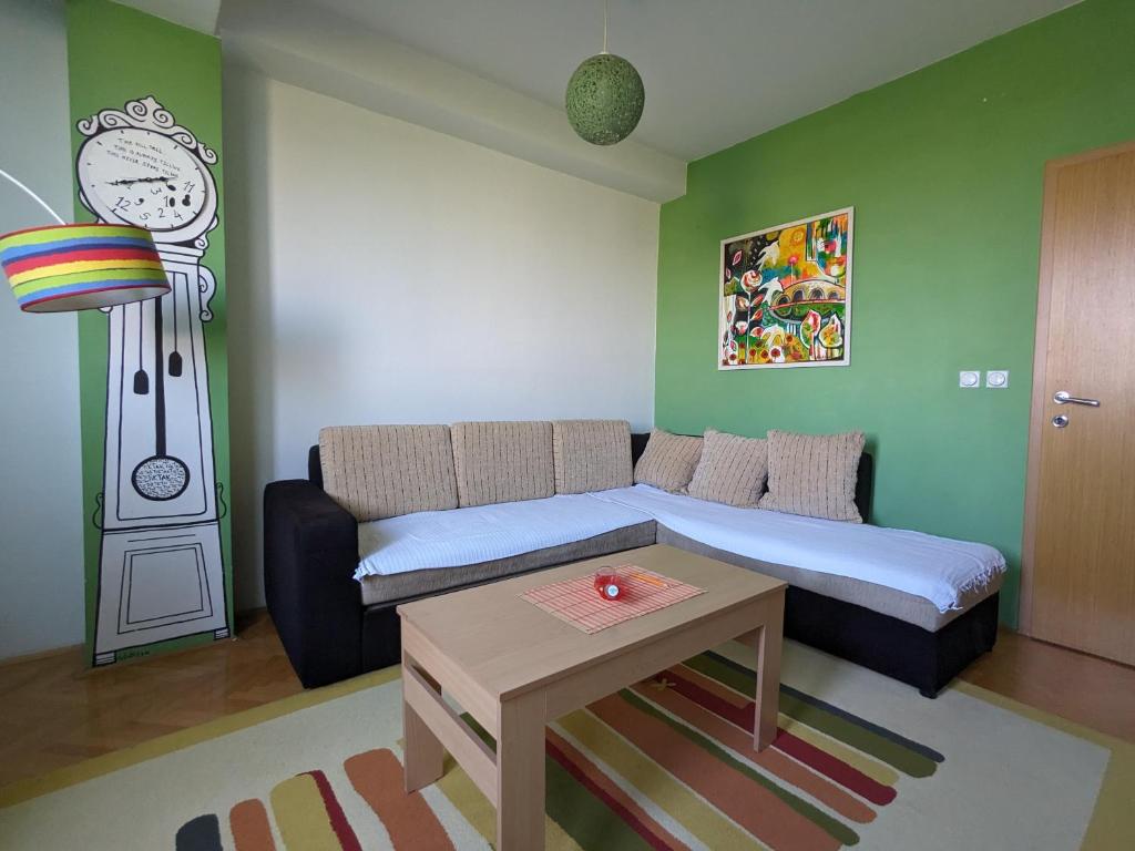 um quarto com uma cama, um sofá e uma mesa em Artistica Apartment Skopje, 2 bdr em Skopje