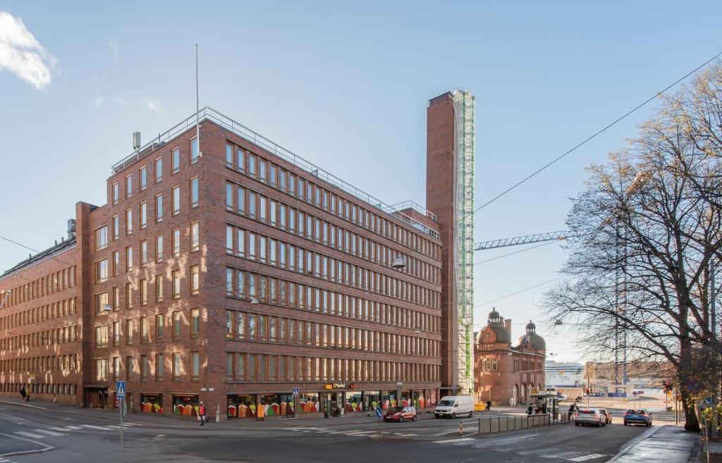 ヘルシンキにあるModern apartment in a prime locationの大煉瓦造りの大通り