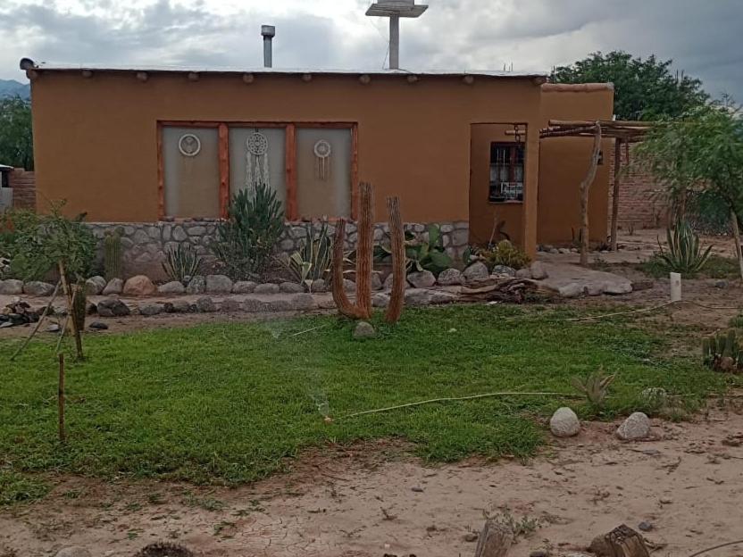 uma casa com um quintal em frente em Los Chañares em San Carlos