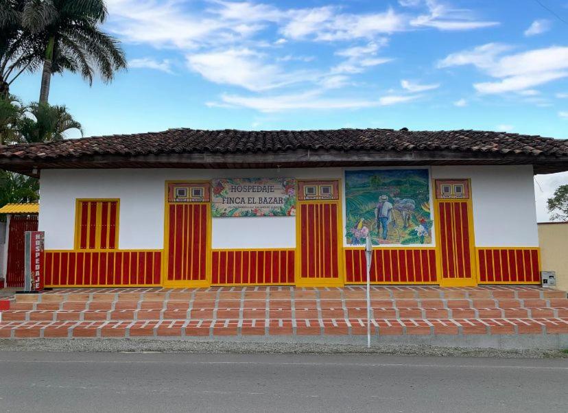 蒙特內格羅的住宿－Finca El Bazar，街道上设有红色和黄色门的建筑