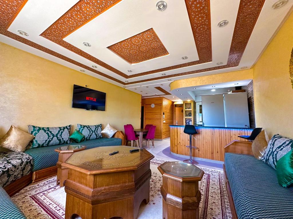 ein Wohnzimmer mit einem Sofa und einem Tisch in der Unterkunft Luxurious Scandinavian-style with swimming pool and play area - Fast wifi in Oued Laou