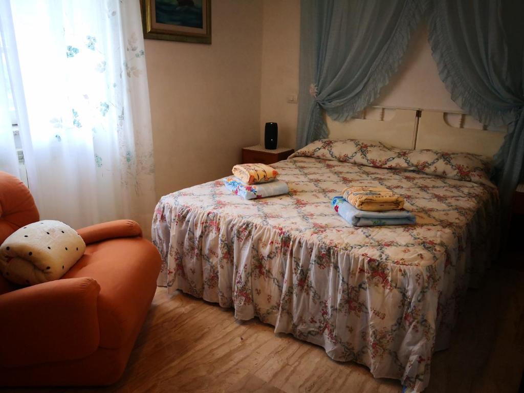 ein Schlafzimmer mit einem Bett und einem Stuhl in der Unterkunft La quercia in Gavignano