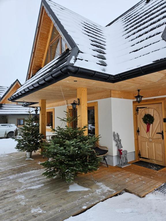 una casa con nieve en el techo en Heidi, en Zakopane