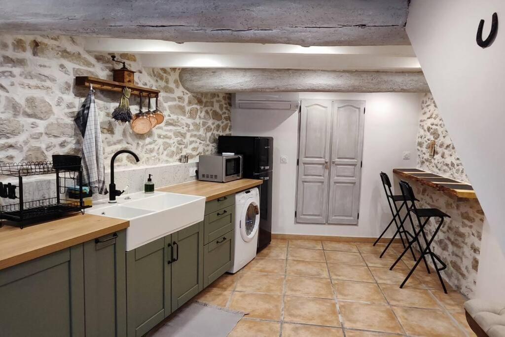 cocina con fregadero y lavavajillas en Latipik, en Lançon-Provence