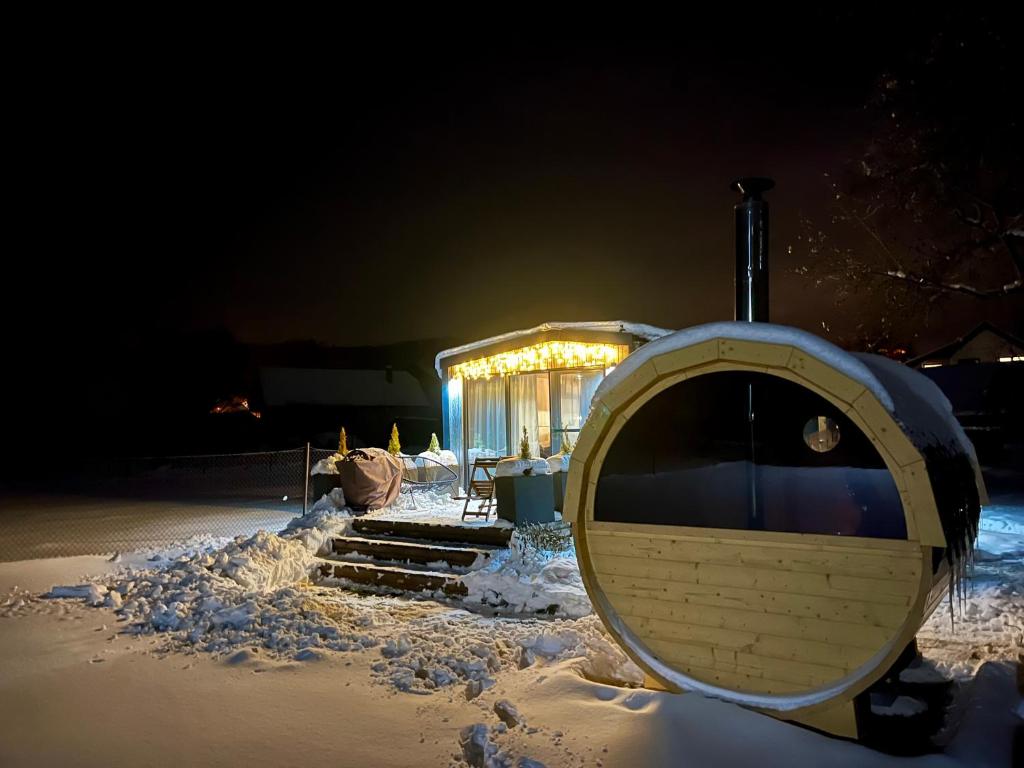 un kiosque dans la neige la nuit dans l'établissement Moderné ubytovanie so saunou na liptovskom vidieku, à Liptovské Matiašovce