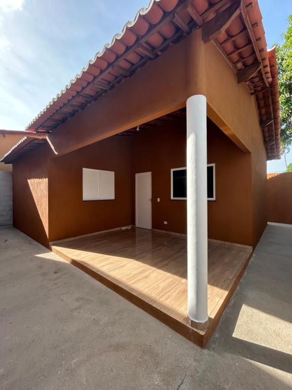 eine Einrichtung eines Hauses mit einer Veranda in der Unterkunft Casita lagoa paraíso in Jijoca de Jericoacoara