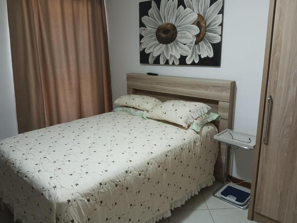 Łóżko lub łóżka w pokoju w obiekcie Apartamento Beira Mar.