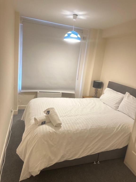 ロンドンにあるEdgware Road apartmentのベッドルーム(白いベッド1台、青い照明付)