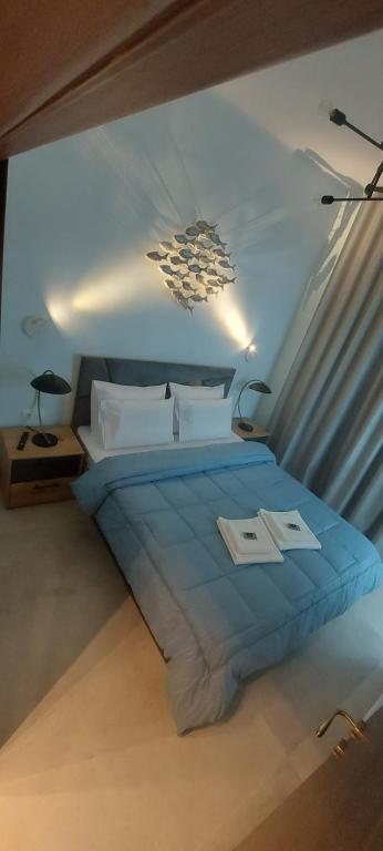 1 dormitorio con 1 cama con edredón azul en FirstLineSkg6 Moodsolutions Living en Tesalónica