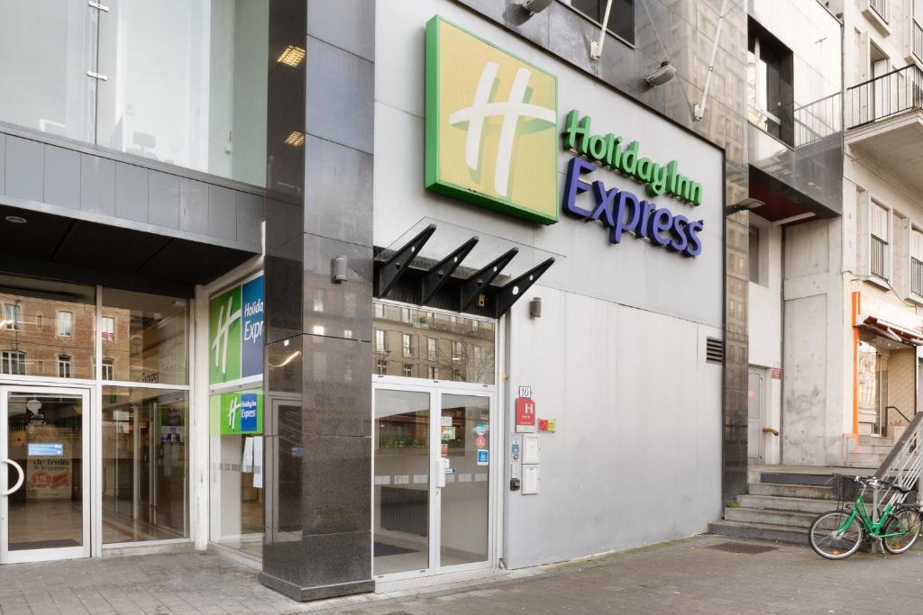 un edificio con un cartel en el costado en Holiday Inn Express Amiens, an IHG Hotel en Amiens