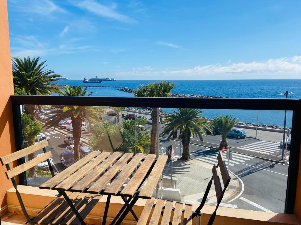 San AndrésにあるTeresitas Sea Viewsの木製ベンチ付きのバルコニーから海の景色を望めます。