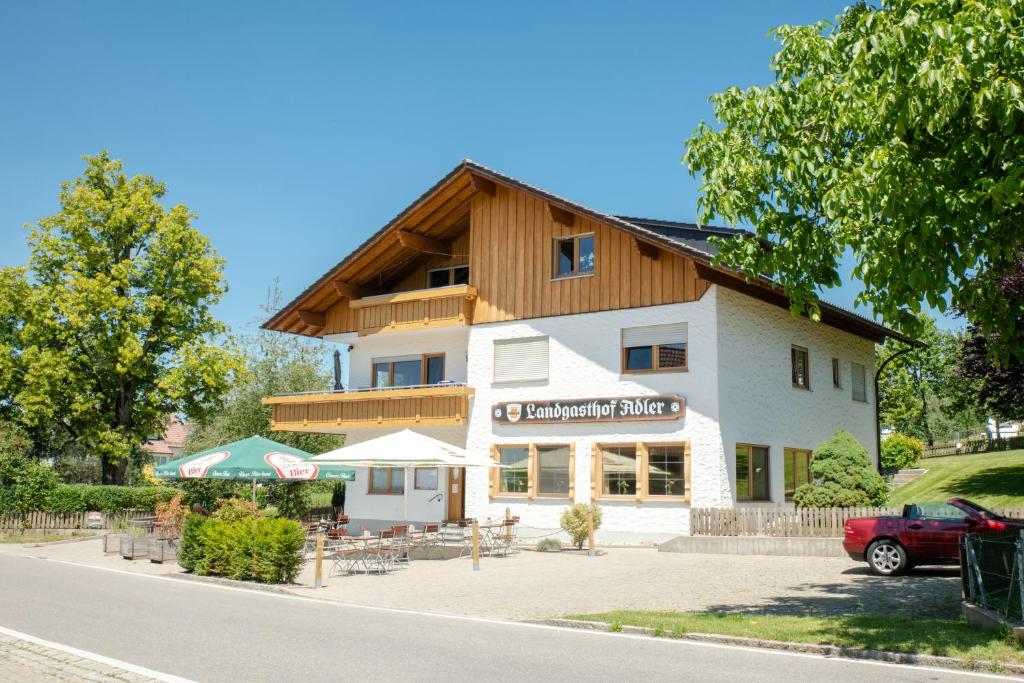 een gebouw aan de kant van een weg bij Landgasthof Adler in Amtzell