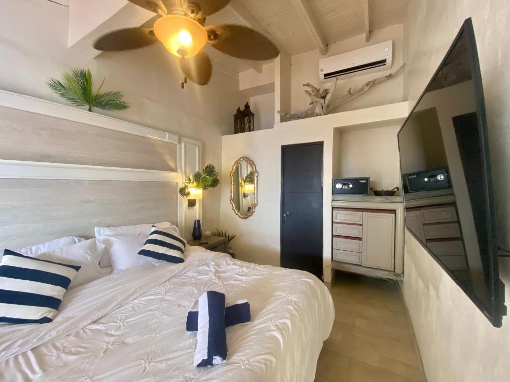 Un dormitorio con una cama con una cruz azul. en Boutique Beachfront Hotel on Isla Contadora, en Contadora