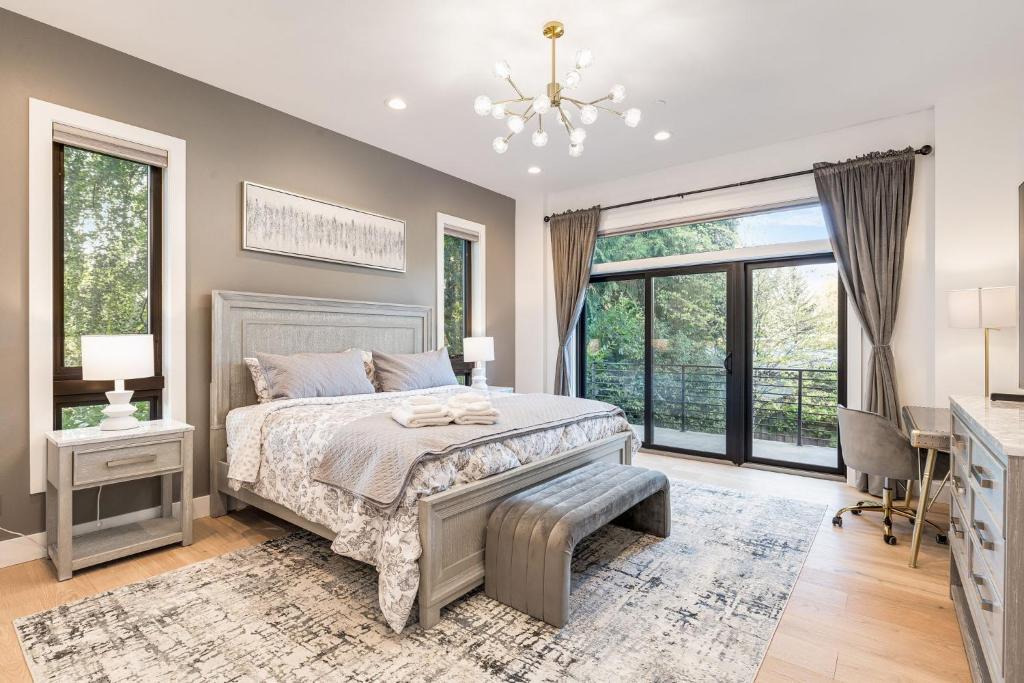 a bedroom with a bed and a desk and windows at Bellevue Splendor Birch Room BY Betterstay in Bellevue