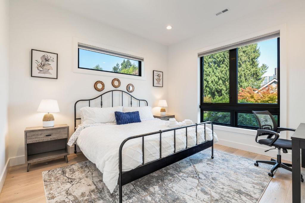 a bedroom with a bed and a desk and a window at Bellevue Splendor Dune Room BY Betterstay in Bellevue
