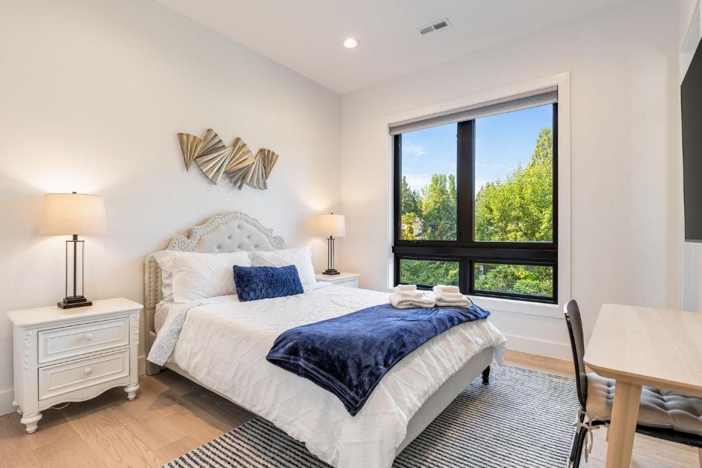 a bedroom with a bed and a window at Bellevue Splendor Elm Room BY Betterstay in Bellevue