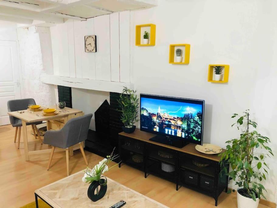 Una televisión o centro de entretenimiento en Studio centre historique ! À 100m de la Cathédrale