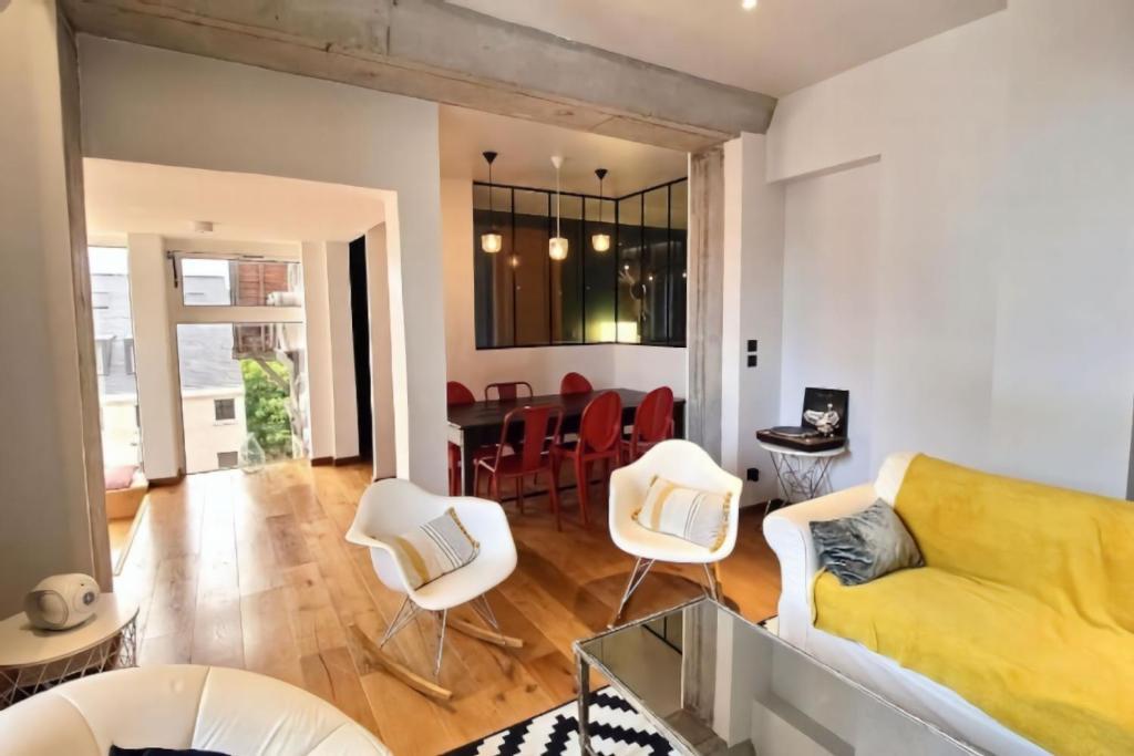 d'un salon avec un canapé et des fauteuils jaunes. dans l'établissement Appartement Design Rouen-gare avec parking privé, à Rouen