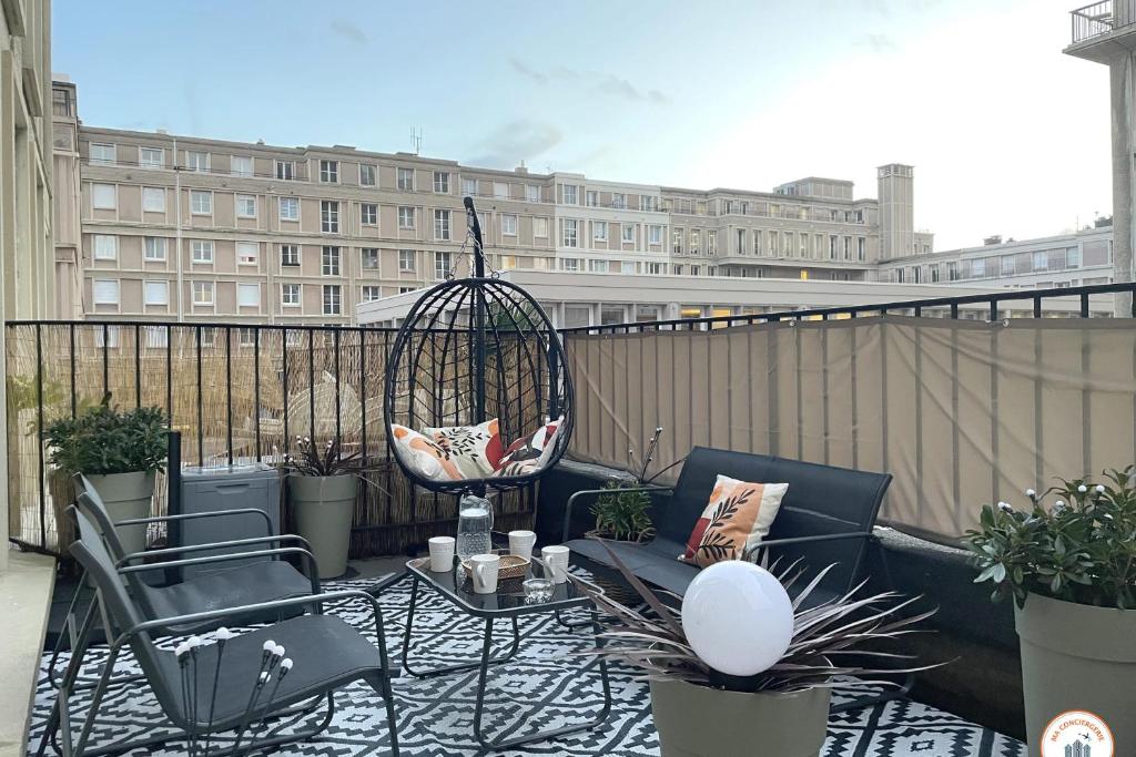 d'un balcon avec une chaise et une balançoire. dans l'établissement Bienvenue au Chillou - Parking - Terrasse, au Havre
