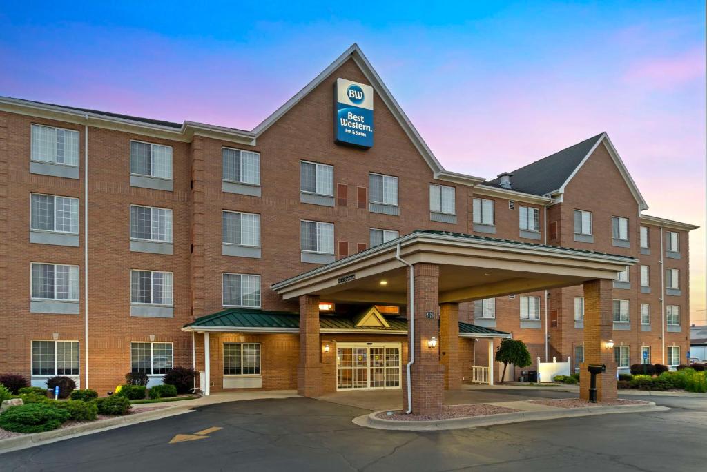 een hotel met een bord aan de voorzijde bij Best Western Executive Inn & Suites in Grand Rapids